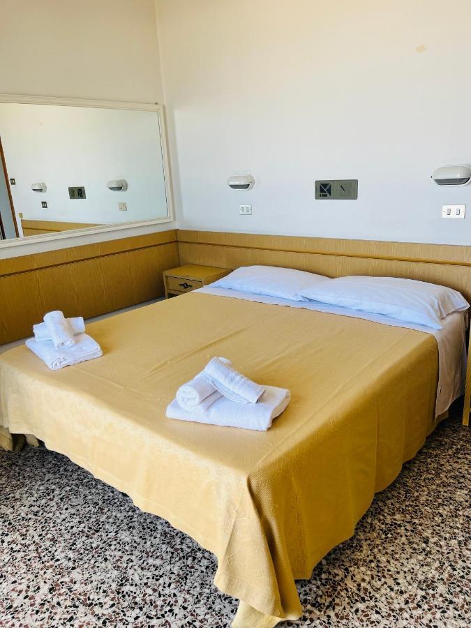 Hotel Columbia Frontemare Rimini Exteriör bild