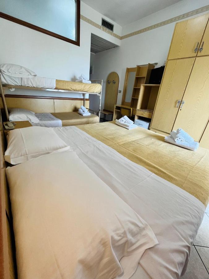 Hotel Columbia Frontemare Rimini Exteriör bild