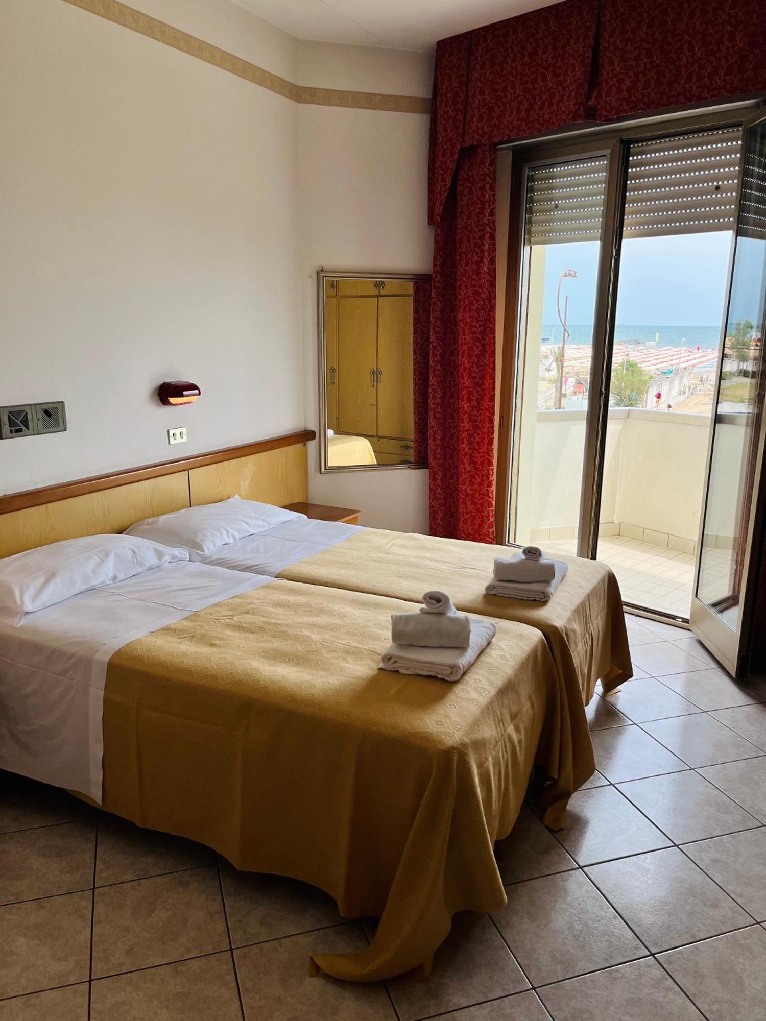 Hotel Columbia Frontemare Rimini Exteriör bild